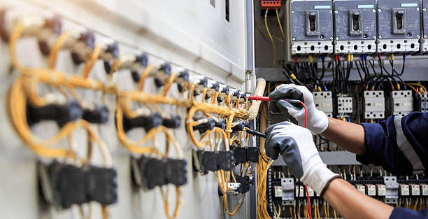 Professional Electrician technician working in Oakleaf Plantation, FL